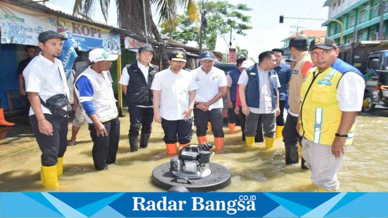 Bupati Lamongan dan Wagub Jatim tinjau penanganan banjir dan perbaikan jalan di Karanggeneng. Sabtu, 14 Maret 2026 (Foto Dok Ho/RadarBangsa.co.id)