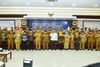Bupati Lamongan saat foto bersama dan menyerahkan LKPD 2025 ke BPK Jatim di Sidoarjo, Senin (30/3/2026). (Foto Dok Ho/RadarBangsa.co.id)