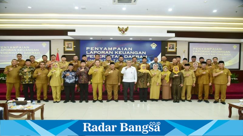 Bupati Lamongan saat foto bersama dan menyerahkan LKPD 2025 ke BPK Jatim di Sidoarjo, Senin (30/3/2026). (Foto Dok Ho/RadarBangsa.co.id)