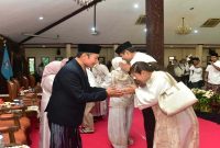 Bupati Lamongan Yuhronur Efendi menyapa warga saat open house Idul Fitri di Pendopo Lokatantra, Sabtu (21/3). (Foto Dok Ho/RadarBangsa.co.id)