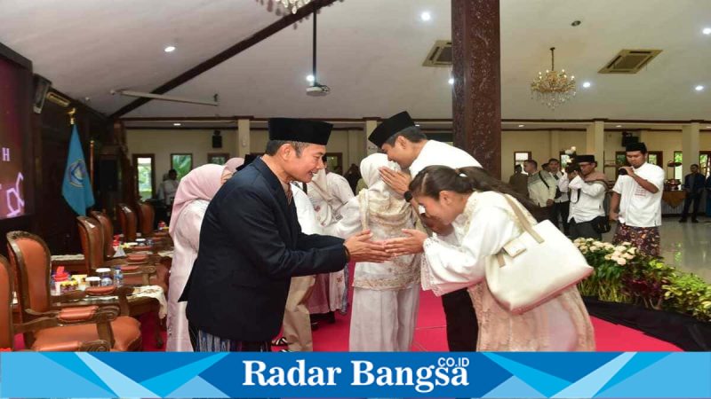 Bupati Lamongan Yuhronur Efendi menyapa warga saat open house Idul Fitri di Pendopo Lokatantra, Sabtu (21/3). (Foto Dok Ho/RadarBangsa.co.id)