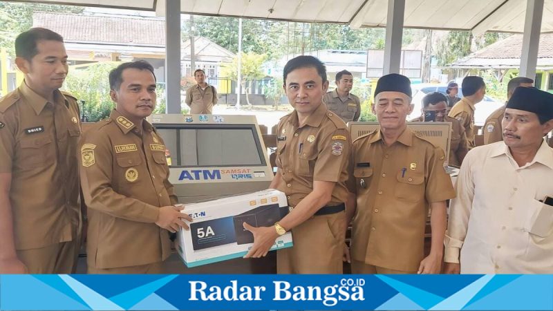 Bupati Bangkalan Lukman Hakim menyerahkan fasilitas ATM SAMSAT QRIS di Kantor Kecamatan Geger, Senin (16/3/2026). (Foto Dok Ho/RadarBangsa.co.id)