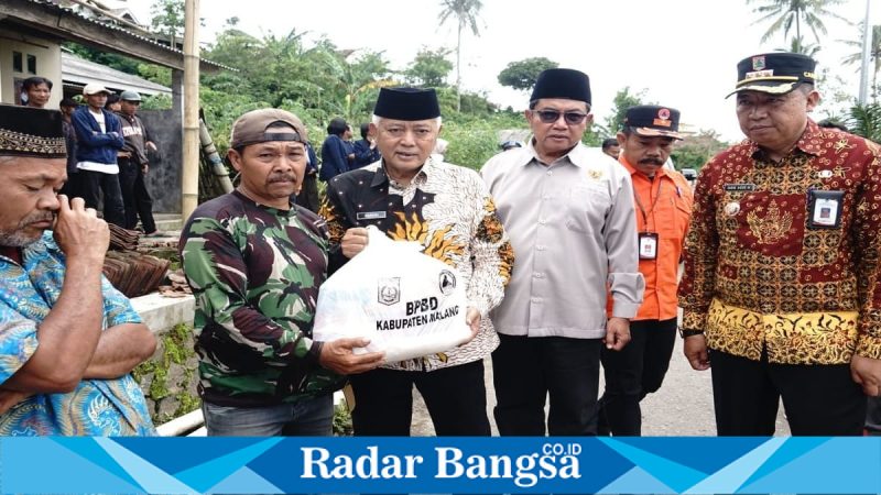 Bupati Malang HM Sanusi meninjau lokasi rumah warga yang rusak akibat angin puting beliung di Desa Ngadireso, Poncokusumo, Kamis (5/3/2026). (Foto Dok Ho/RadarBangsa.co.id)