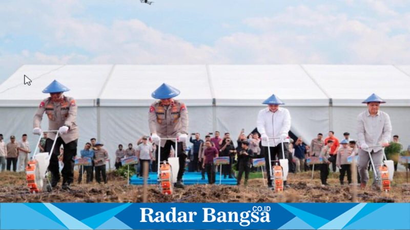 Bupati Pasuruan Rusdi Sutejo bersama Kapolda Jatim Nanang Avianto menanam jagung serentak di Desa Tampung, Rembang, Sabtu (7/3/2026). (Foto Dok Ho/RadarBangsa.co.id)