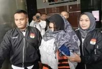 Bupati Pekalongan Fadia Arafiq saat digiring petugas KPK terkait kasus dugaan korupsi. (Foto Dok HoRadarBangsa.co.id) 