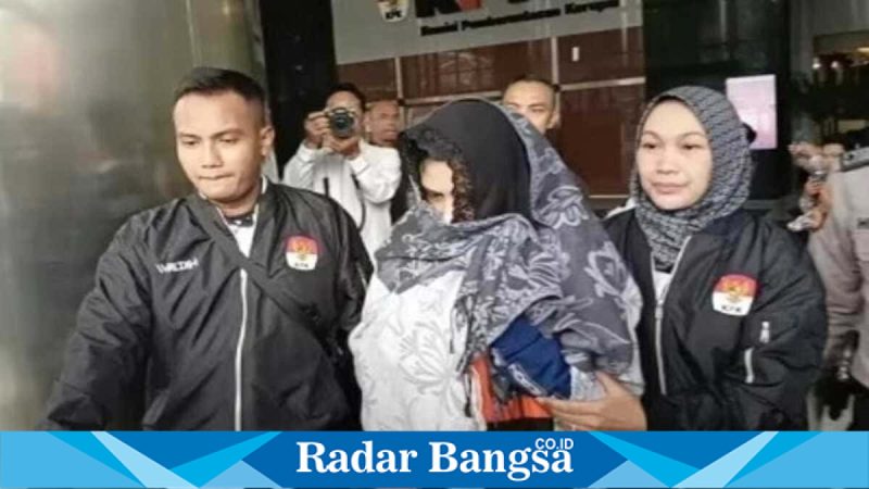 Bupati Pekalongan Fadia Arafiq saat digiring petugas KPK terkait kasus dugaan korupsi. (Foto Dok HoRadarBangsa.co.id) 