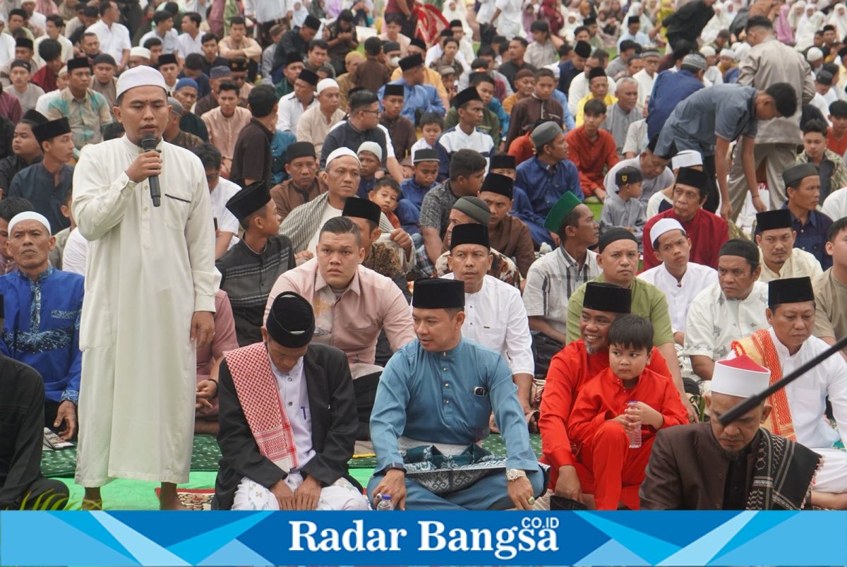Ribuan warga mengikuti Sholat Idul Fitri 1447 H di Pangkalan Kerinci, Sabtu (21/3/2026). (Foto Dok Ho/RadarBangsa.co.id)