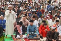 Ribuan warga mengikuti Sholat Idul Fitri 1447 H di Pangkalan Kerinci, Sabtu (21/3/2026). (Foto Dok Ho/RadarBangsa.co.id)