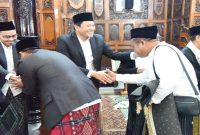 Bupati Sidoarjo Subandi bersalaman dengan jamaah usai Salat Idul Fitri di Masjid Agung Sidoarjo, Sabtu (21/3/2026). (Foto Dok Ho/RadarBangsa.co.id)