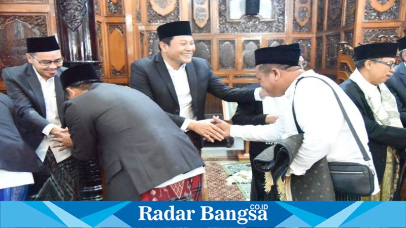 Bupati Sidoarjo Subandi bersalaman dengan jamaah usai Salat Idul Fitri di Masjid Agung Sidoarjo, Sabtu (21/3/2026). (Foto Dok Ho/RadarBangsa.co.id)