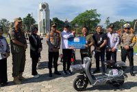 Penyerahan simbolis sepeda listrik CSR di Alun-Alun Sidoarjo, Kamis (19/3/2026). (Foto Dok Ho/RadarBangsa.co.id)
