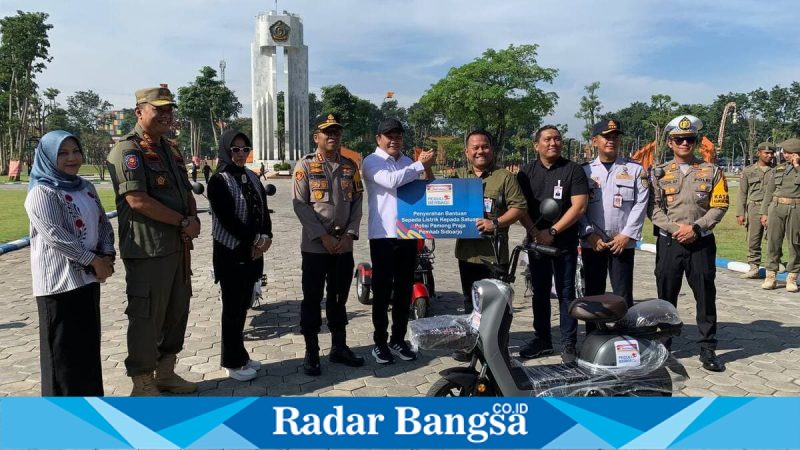 Penyerahan simbolis sepeda listrik CSR di Alun-Alun Sidoarjo, Kamis (19/3/2026). (Foto Dok Ho/RadarBangsa.co.id)