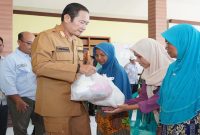 Bupati Lamongan Yuhronur Efendi menyerahkan bantuan beras dan sembako kepada warga terdampak banjir di Desa Ngujungrejo, Kecamatan Turi, Kamis (12/3/2026). (Foto Dok Ho/RadarBangsa.co.id)