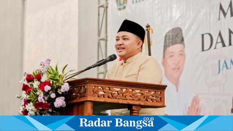 Bupati Pasuruan Rusdi Sutejo mengingatkan warga agar waspada cuaca ekstrem setelah banjir merendam permukiman dan jembatan ambruk di Kabupaten Pasuruan, Rabu (14/5/2025). (Foto Dok Ho/RadarBangsa.co.id)