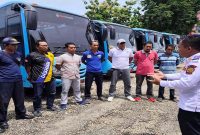 Petugas Dishub Bangkalan memeriksa kondisi armada bus mudik gratis Lebaran 1447 H di Bangkalan, Jumat (6/3/2026). (Foto Dok Ho/RadarBangsa.co.id)