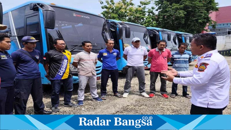 Petugas Dishub Bangkalan memeriksa kondisi armada bus mudik gratis Lebaran 1447 H di Bangkalan, Jumat (6/3/2026). (Foto Dok Ho/RadarBangsa.co.id)