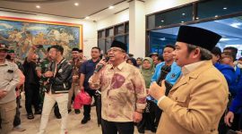 Bupati Jember Muhammad Fawait bersama ribuan mahasiswa saat menghadiri pertemuan beasiswa di Kantor Pemkab Jember, Sabtu (28/3/2026). (Foto Dok Ho/RadarBangsa.co.id) 