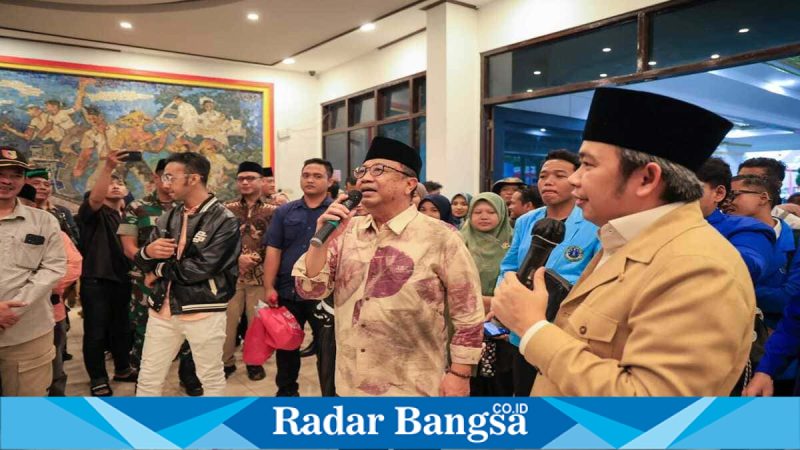 Bupati Jember Muhammad Fawait bersama ribuan mahasiswa saat menghadiri pertemuan beasiswa di Kantor Pemkab Jember, Sabtu (28/3/2026). (Foto Dok Ho/RadarBangsa.co.id) 