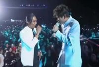Valen DA7 berduet dengan Charly Van Houten dalam Konser Pesta Raya Ramadhan Indosiar di Bekasi, Jumat (13/03/26). (Foto Dok Ho/RadarBangsa.co.id)