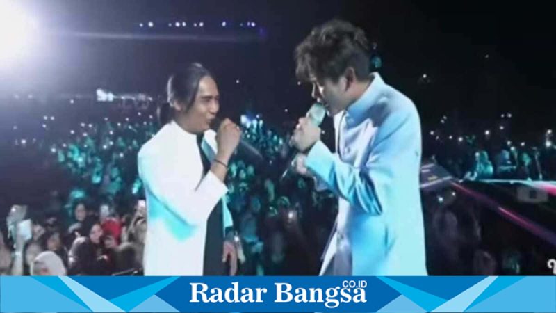 Valen DA7 berduet dengan Charly Van Houten dalam Konser Pesta Raya Ramadhan Indosiar di Bekasi, Jumat (13/03/26). (Foto Dok Ho/RadarBangsa.co.id)