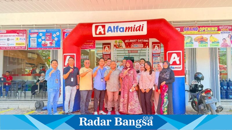 Peresmian gerai Alfamidi milik Empat Sekawan Grup di Pasar Pao, Pademawu, Pamekasan, Jumat (13/3/2026). (Foto Dok Ho/RadarBangsa.co.id)