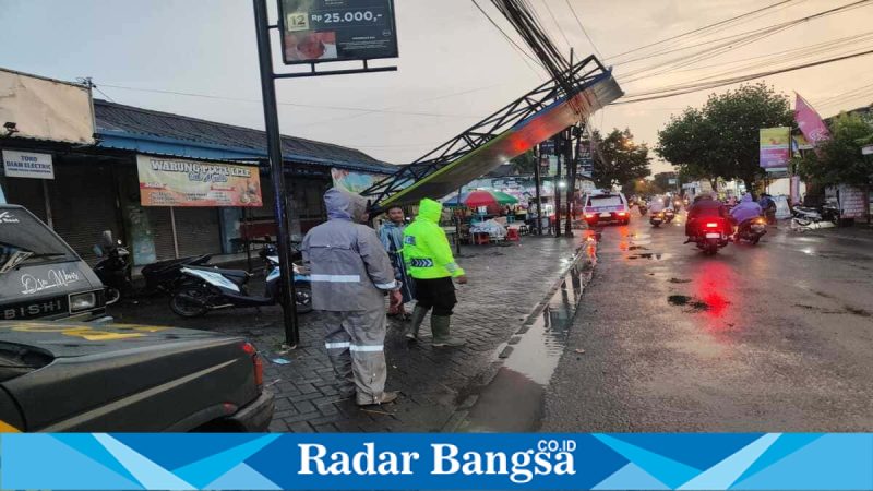 Papan iklan roboh dievakuasi Polsek Kedungpring di Lamongan, Minggu 29/3/2026 (Foto Dok Ho/RadarBangsa.co.id)