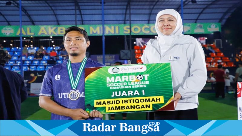 Gubernur Jawa Timur Khofifah Indar Parawansa menghadiri Grand Final Marbot Soccer League di Surabaya, Selasa (10/3/2026). (Foto Dok Ho/RadarBangsa.co.id)