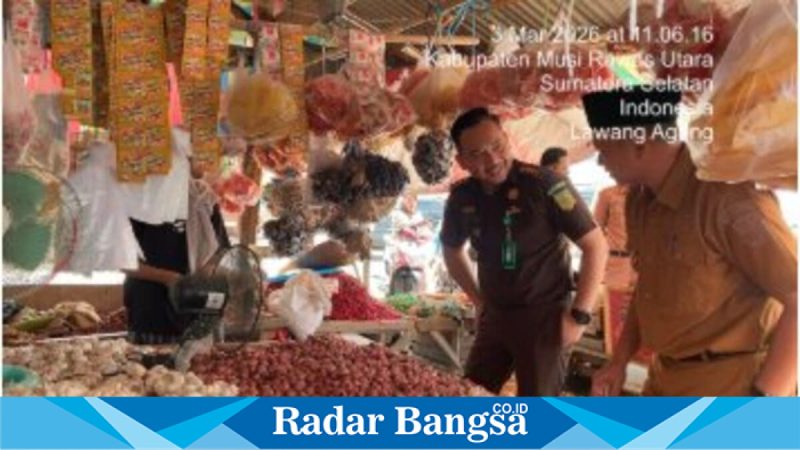 Tim Disperindagkop Muratara bersama Kejari Lubuklinggau saat monitoring harga bapokting di Pasar Lawang Agung, Selasa (3/3/2026). (Foto Dok Ho/RadarBangsa.co.id)
