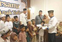 Pengurus KAUJE, KAGAMA, dan IKA UNAIR saat kegiatan santunan anak yatim dan peluncuran UPZ KAUJE di Jember, Jumat (6/3/2026). (Foto Dok Ho/RadarBangsa.co.id)