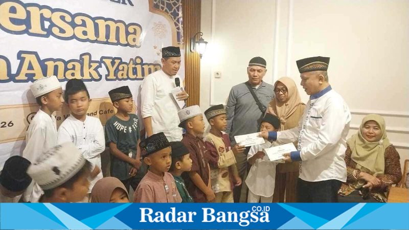Pengurus KAUJE, KAGAMA, dan IKA UNAIR saat kegiatan santunan anak yatim dan peluncuran UPZ KAUJE di Jember, Jumat (6/3/2026). (Foto Dok Ho/RadarBangsa.co.id)