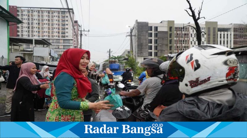 Senator Jatim Ning Lia Istifhama bersama mahasiswa STAI Taruna Surabaya membagikan takjil kepada pengendara di Jalan Tambakoso, Sidoarjo, Kamis (5/3/2026). (Foto Dok Ho/RadarBangsa.co.id)