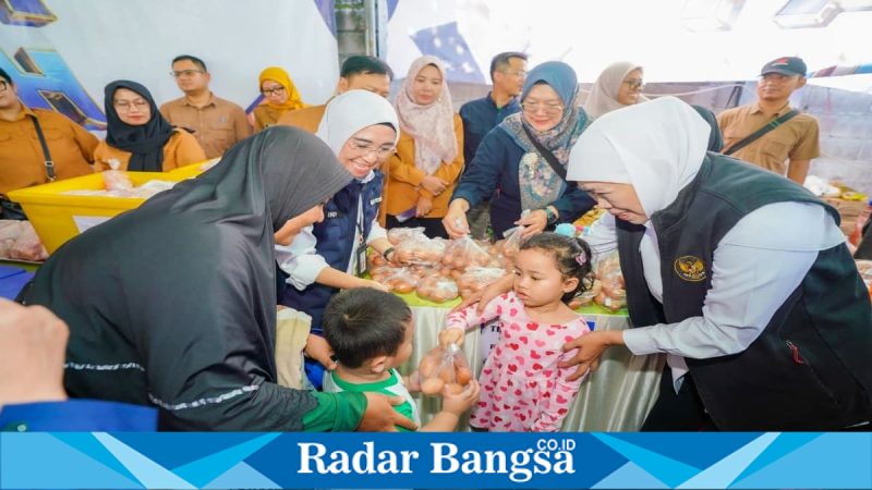 Gubernur Jawa Timur Khofifah Indar Parawansa meninjau Pasar Murah di Kelurahan Jemur Wonosari Surabaya, Senin (16/3). (Foto Dok Ho/RadarBangsa.co.id)