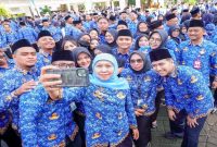 Gubernur Jawa Timur Khofifah Indar Parawansa saat foto bersama usai memimpin apel ASN di Surabaya, Selasa (17/3/2026). (Foto Dok Ho/RadarBangsa.co.id)