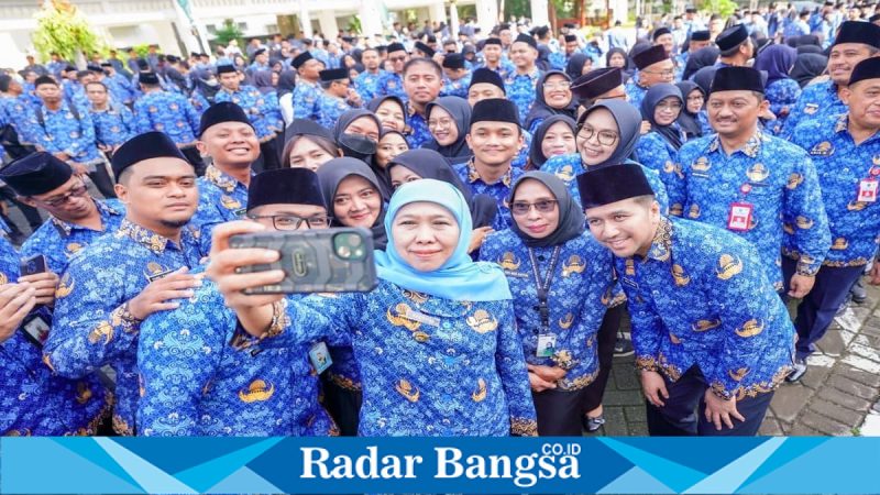 Gubernur Jawa Timur Khofifah Indar Parawansa saat foto bersama usai memimpin apel ASN di Surabaya, Selasa (17/3/2026). (Foto Dok Ho/RadarBangsa.co.id)