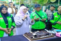 Gubernur Khofifah Indar Parawansa saat bersilaturahmi dengan pengemudi ojol di Surabaya, Senin (23/03/2026). (Foto Dok Ho/RadarBangsa.co.id)