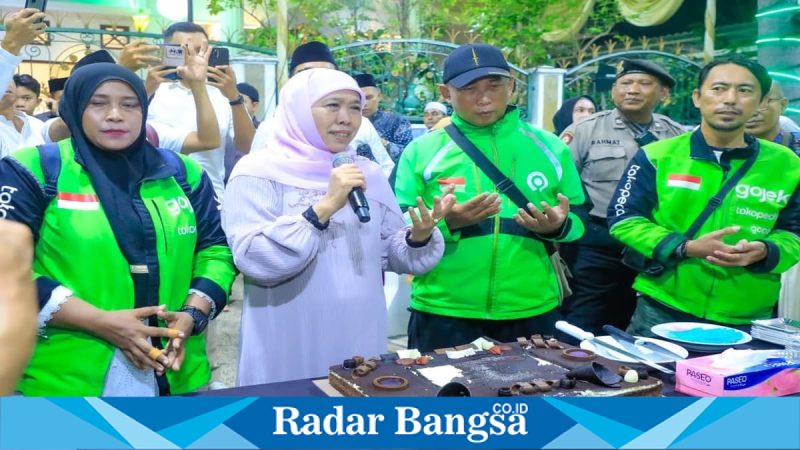 Gubernur Khofifah Indar Parawansa saat bersilaturahmi dengan pengemudi ojol di Surabaya, Senin (23/03/2026). (Foto Dok Ho/RadarBangsa.co.id)
