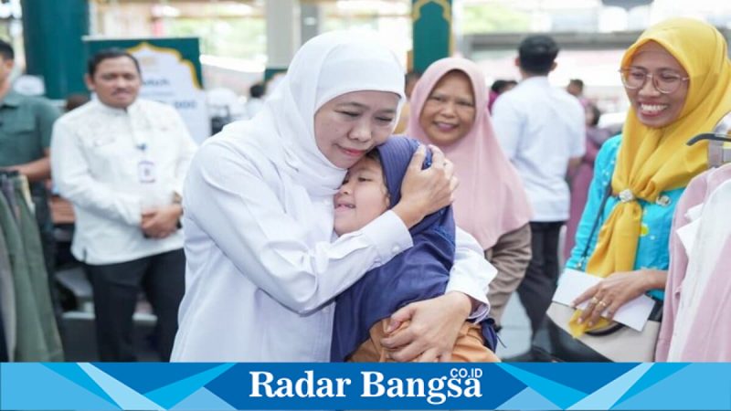 Gubernur Jawa Timur Khofifah Indar Parawansa mendampingi siswa difabel berbelanja kebutuhan Lebaran di Sun City Mall Madiun, Kamis (12/3/2026). (Foto Dok Ho/RadarBangsa.co.id)