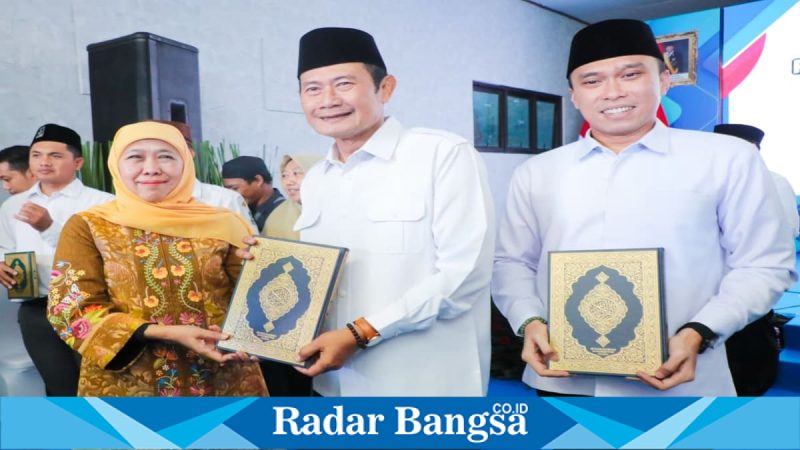 Gubernur Jawa Timur Khofifah Indar Parawansa menyerahkan Mushaf Madinah kepada Bupati Lamongan dan Wakil Bupati Lamongan dalam kegiatan Sapa Bansos Amaliyah Ramadan di Gresik, Jumat (13/3). (Foto Dok Ho/RadarBangsa.co.id)