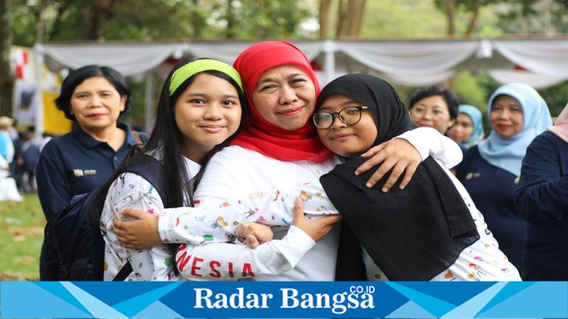 Gubernur Jawa Timur Khofifah Indar Parawansa saat menyampaikan dukungan kebijakan perlindungan anak di ruang digital di Surabaya, Selasa (10/3/2026). (Foto Dok Ho/RadarBangsa.co.id)