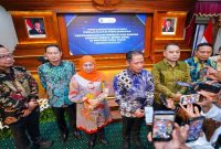 Gubernur Jatim Khofifah dan kepala daerah saat teken PKS PSEL di Grahadi, Sabtu (28/3/2026) (Foto Dok Ho/RadarBangsa.co.id)