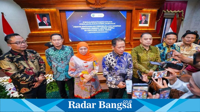 Gubernur Jatim Khofifah dan kepala daerah saat teken PKS PSEL di Grahadi, Sabtu (28/3/2026) (Foto Dok Ho/RadarBangsa.co.id)