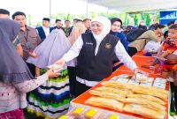 Gubernur Khofifah membagikan sembako di Pasar Murah Desa Kaibon Madiun, Kamis 12 Maret, Kamis,(Foto Dok Ho/RadarBangsa.co.id)
