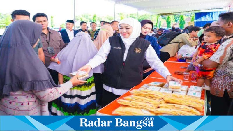 Gubernur Khofifah membagikan sembako di Pasar Murah Desa Kaibon Madiun, Kamis 12 Maret, Kamis,(Foto Dok Ho/RadarBangsa.co.id)