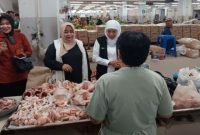 Pemantauan harga sembako di Pasar Legi Ponorogo oleh Gubernur Khofifah, Minggu 29/3/2026 (Foto Dok Ho/RadarBangsa.co.id)