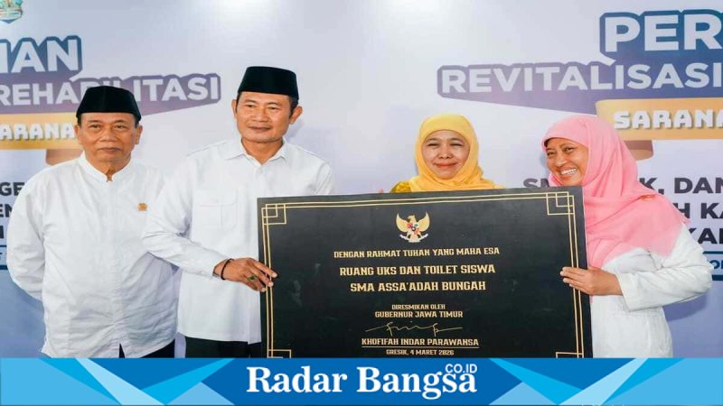 Gubernur Jawa Timur Khofifah Indar Parawansa menandatangani prasasti peresmian revitalisasi 51 sekolah di SMAN 2 Lamongan, Rabu (4/3). (Foto Dok Ho/RadarBangsa.co.id)