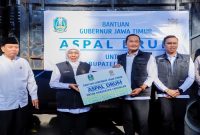 Gubernur Khofifah Indar Parawansa menyerahkan bantuan aspal drum kepada Bupati Lamongan untuk perbaikan jalan di Jawa Timur, Sabtu (16 Maret 2026). (Foto Dok Ho/RadarBangsa.co.id)