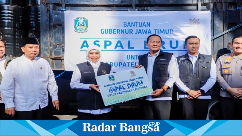 Gubernur Khofifah Indar Parawansa menyerahkan bantuan aspal drum kepada Bupati Lamongan untuk perbaikan jalan di Jawa Timur, Sabtu (16 Maret 2026). (Foto Dok Ho/RadarBangsa.co.id)