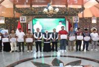 Gubernur Jatim Khofifah Indar Parawansa saat menyerahkan bansos di Bangkalan, Selasa (17/03/2026). (Foto Dok Ho/RadarBangsa.co.id)