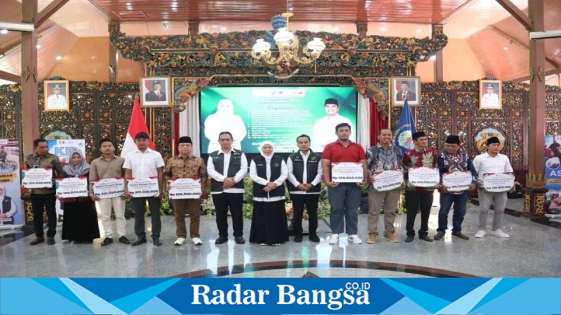 Gubernur Jatim Khofifah Indar Parawansa saat menyerahkan bansos di Bangkalan, Selasa (17/03/2026). (Foto Dok Ho/RadarBangsa.co.id)