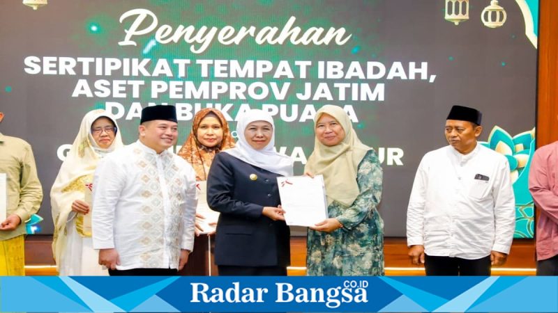 Gubernur Jatim Khofifah Indar Parawansa menyerahkan sertipikat hak pakai kepada perwakilan penerima di Gedung Negara Grahadi, Surabaya, Selasa (3/3). (Foto Dok Ho/RadarBangsa.co.id)